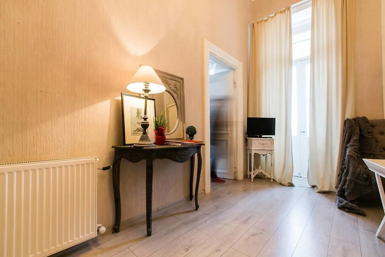 Charming Apartment In Old Τυφλίδα